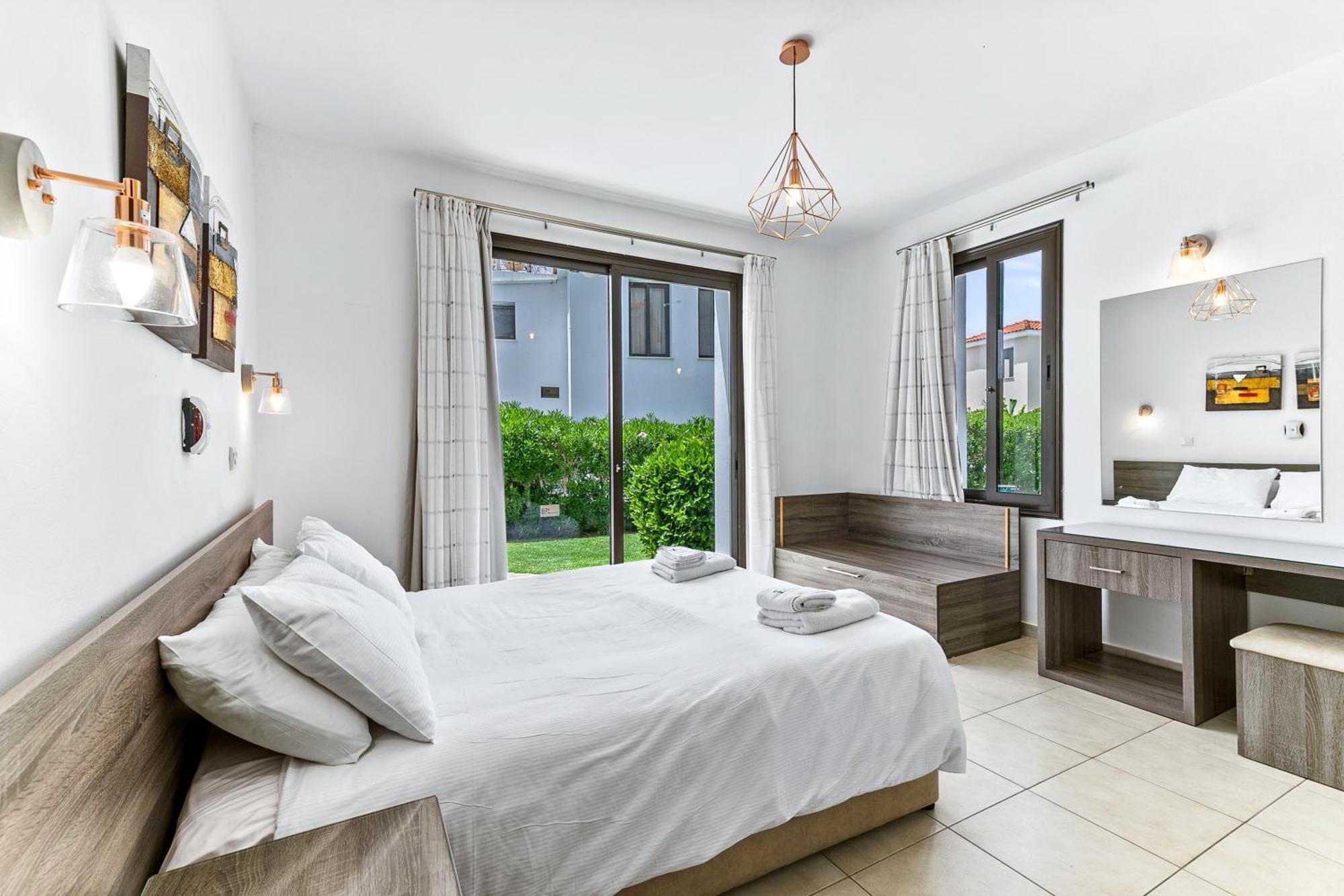 Platzia Beach Villas Paphos Ngoại thất bức ảnh